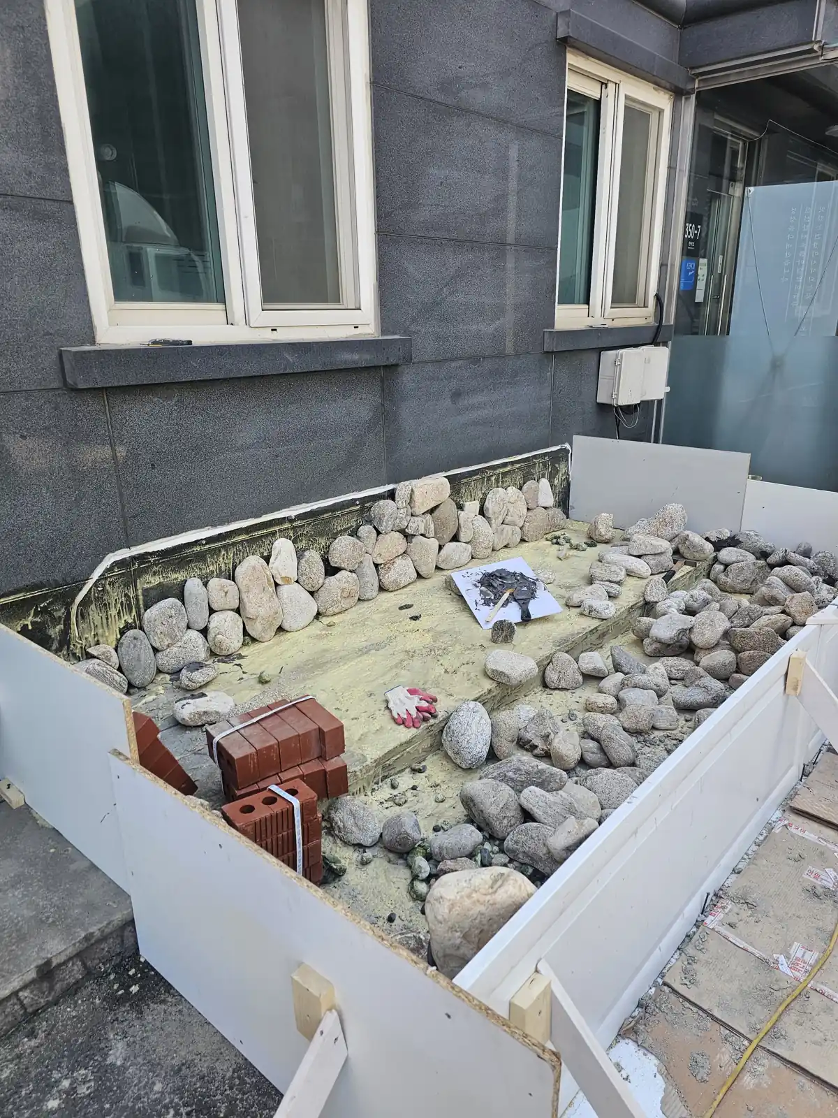 수경시설 연못 거푸집 설치와 자연석 배치 진행 중