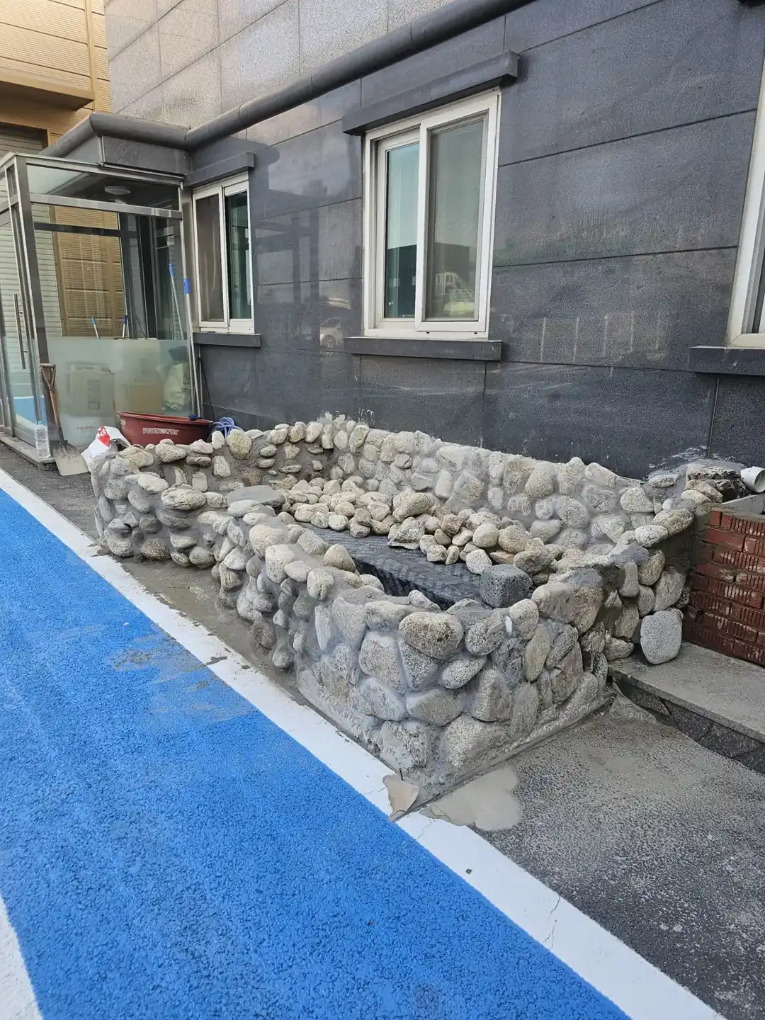 건물 옆 석축 연못 시공 이후 측면 전경