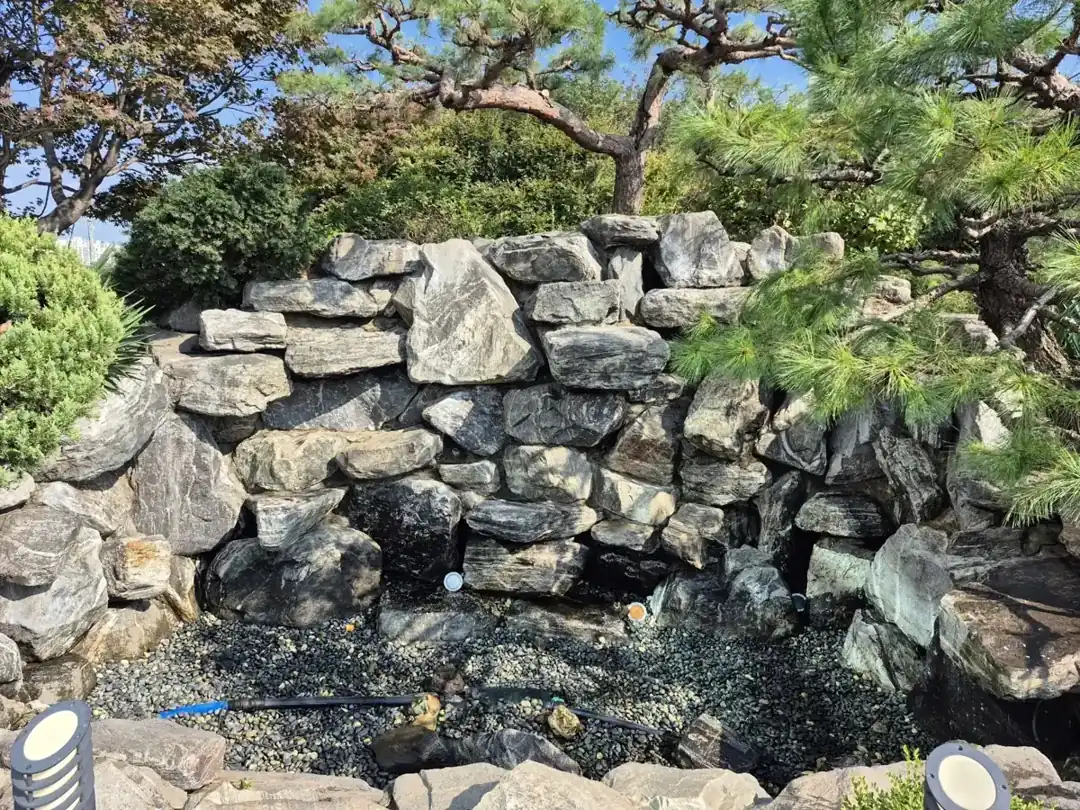 오산 연못 수리 전 암석 벽면 아래 수면 상태